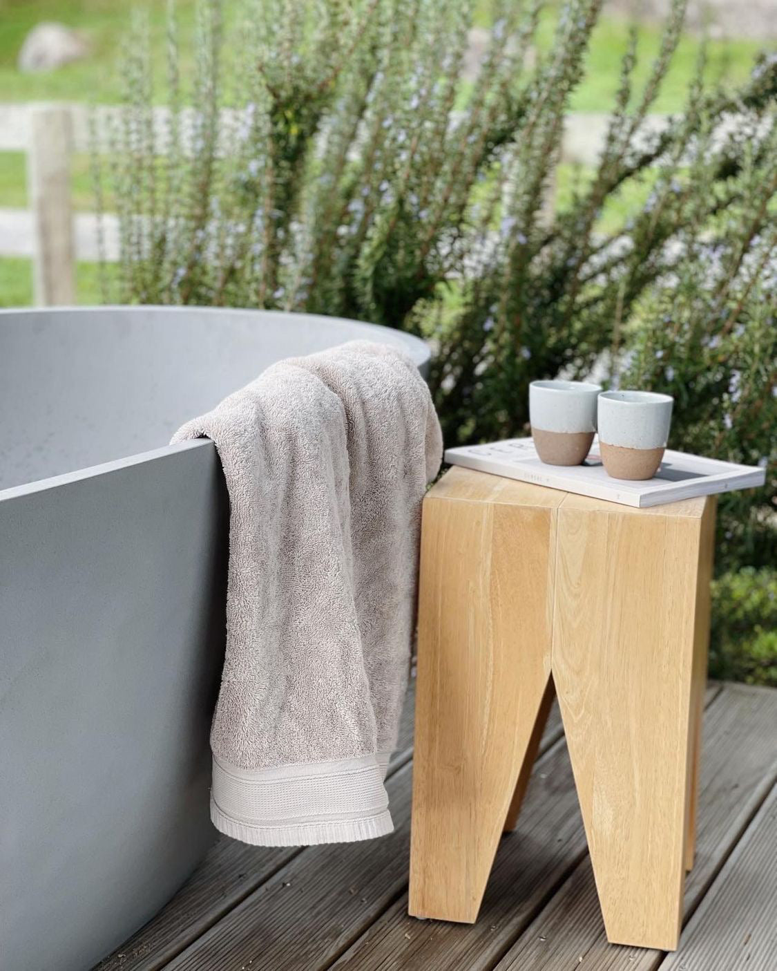 Creating an Earthy Outdoor Bath That Will Take You Back To Nature