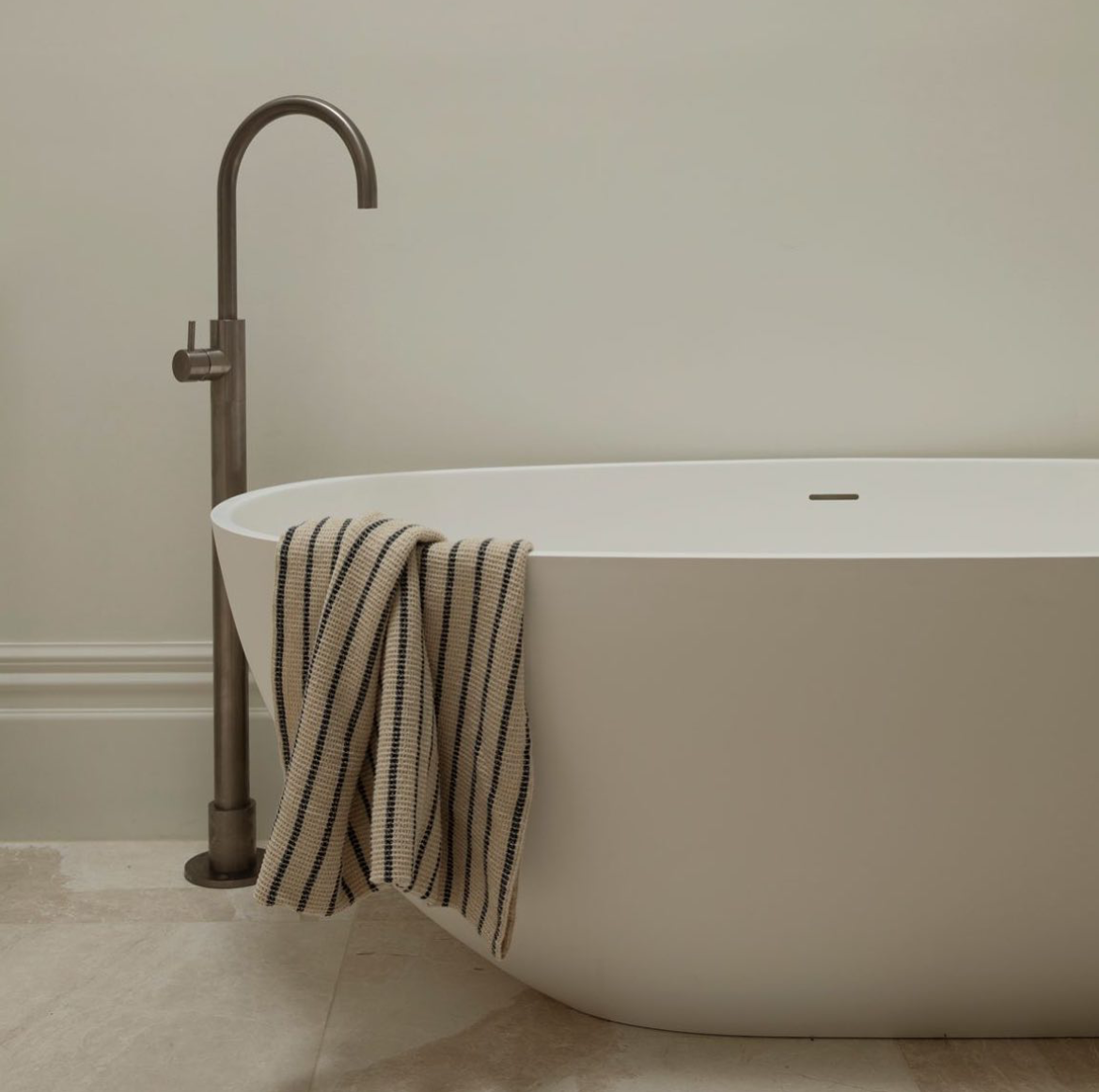 Hugi Classic Stone Bath - Best Selling Luxury Style - 1630mm - B008